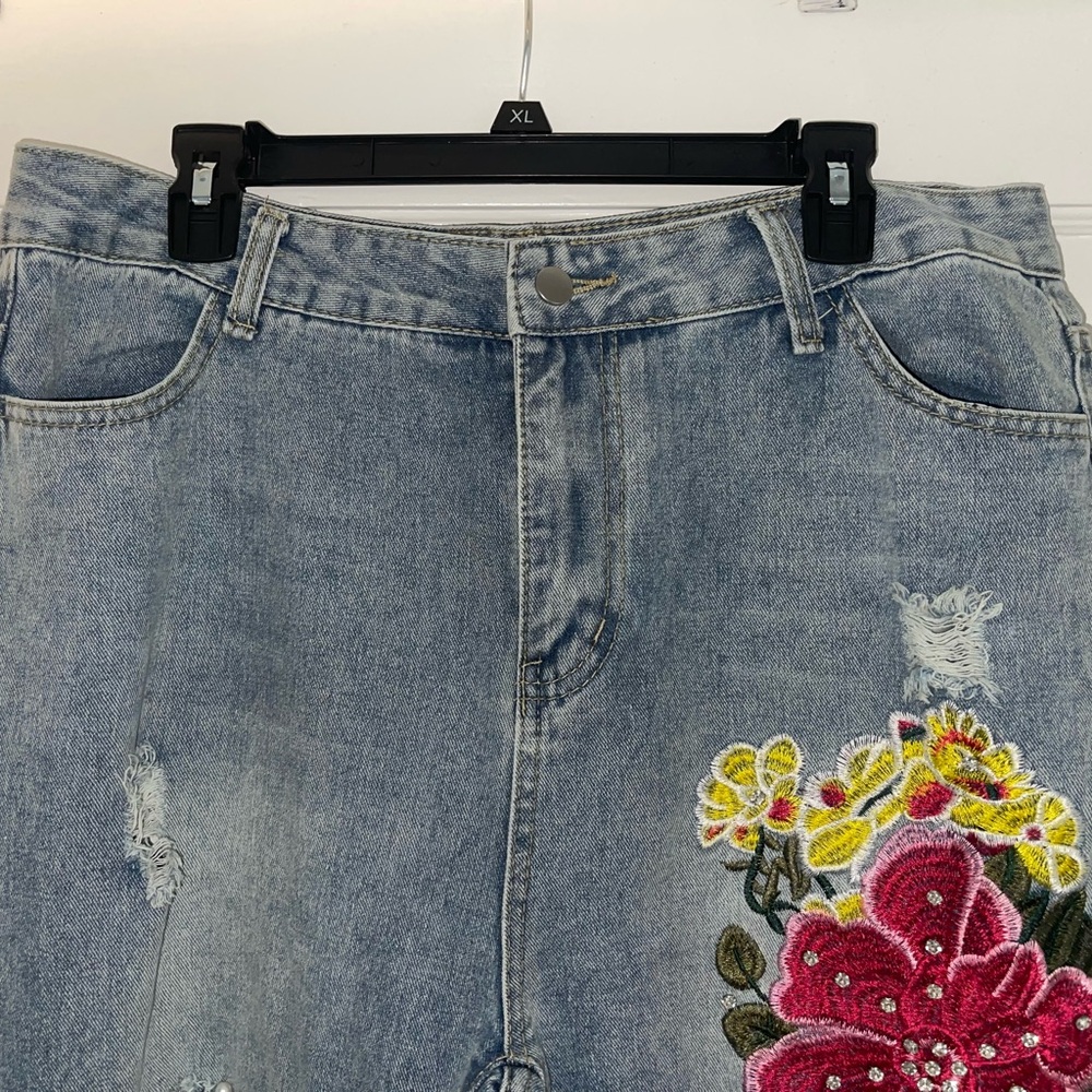 Flower Embroidery Ripped Pearl Decor Denim Jeans - Picture 5 of 7
